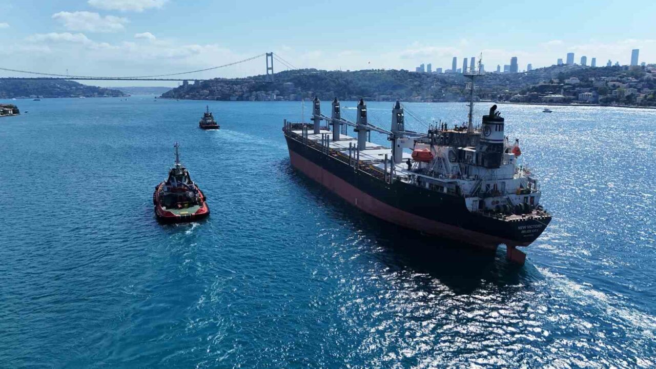 İstanbul Boğazı "M/V New Victory" gemisinin geçişi nedeniyle çift yönlü trafiğe kapatıldı 11 Bülten Medya -