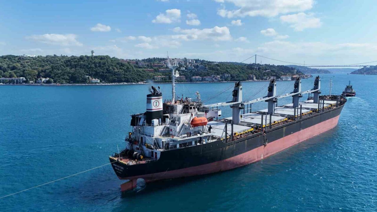 İstanbul Boğazı "M/V New Victory" gemisinin geçişi nedeniyle çift yönlü trafiğe kapatıldı 10 Bülten Medya -