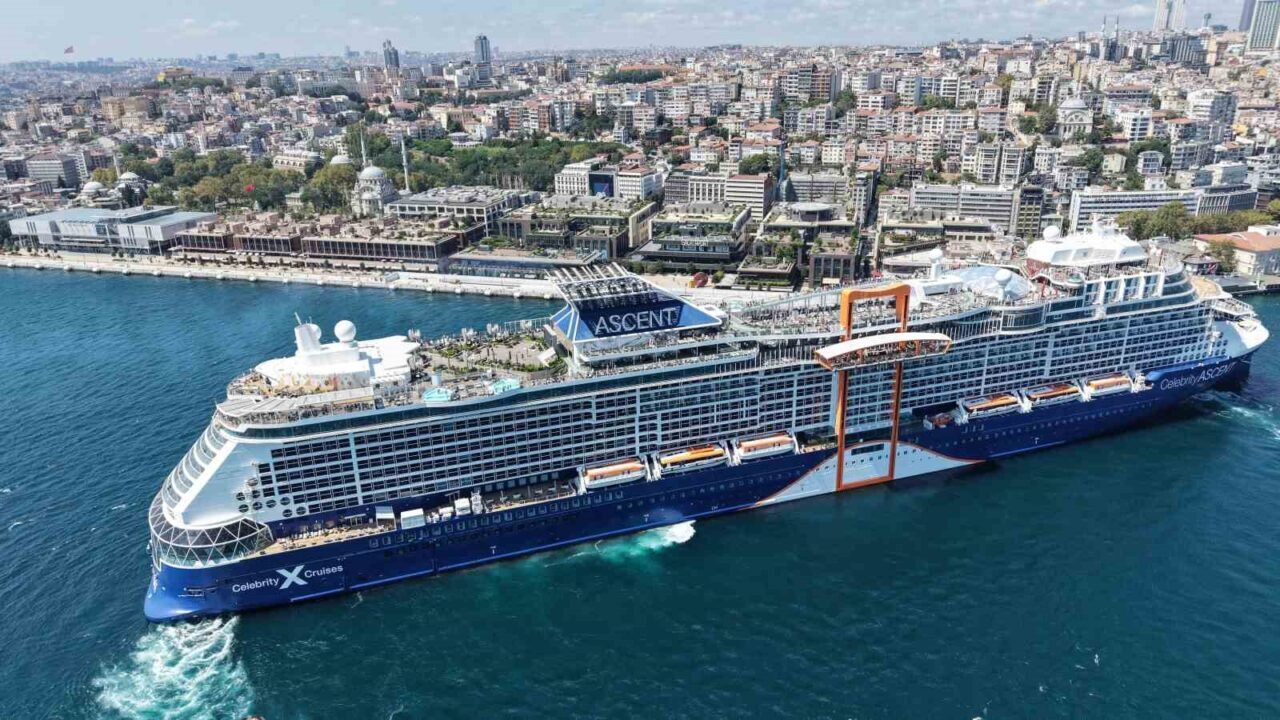 İstanbul Boğazı’nda dev yolcu gemisi 23 Bülten Medya -