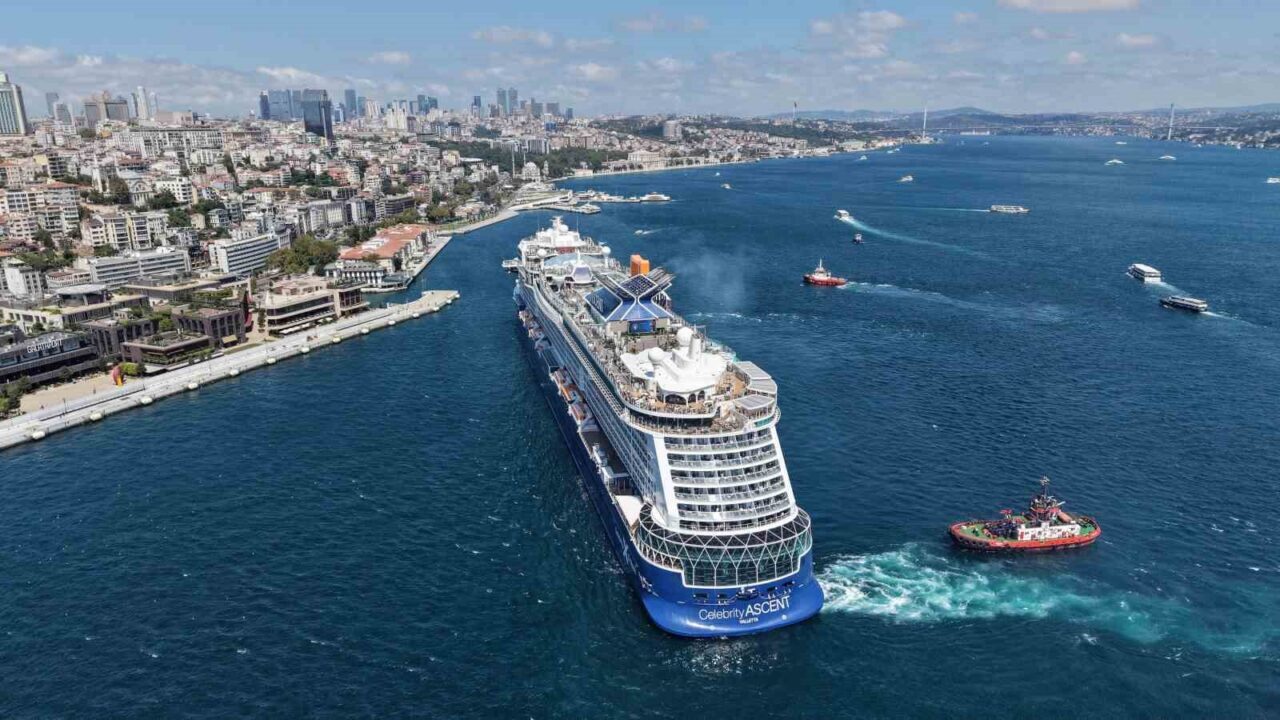 İstanbul Boğazı’nda dev yolcu gemisi 22 Bülten Medya -