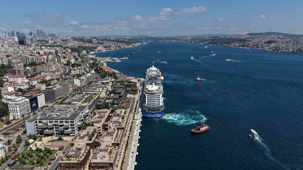 İstanbul Boğazı’nda dev yolcu gemisi 28 Bülten Medya -