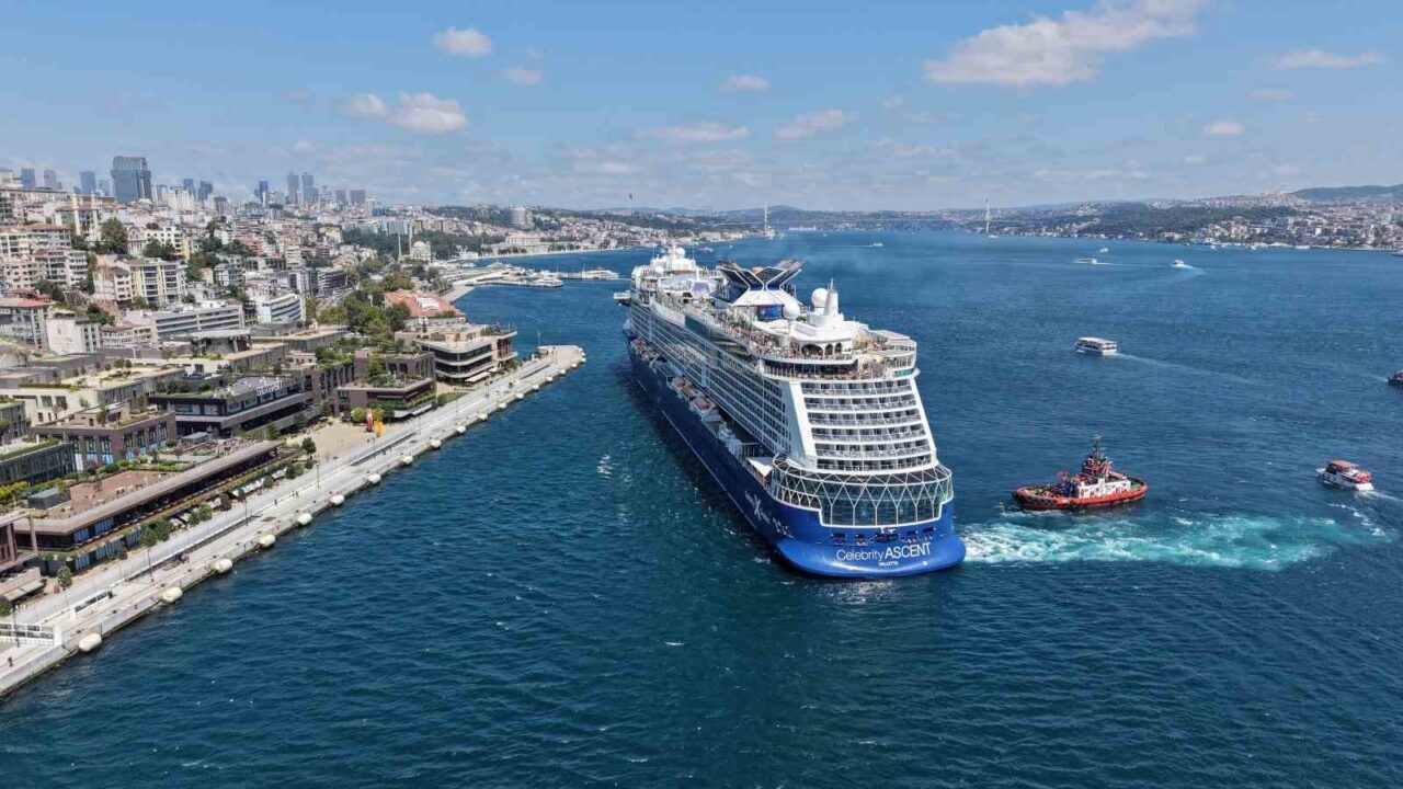İstanbul Boğazı’nda dev yolcu gemisi 25 Bülten Medya -