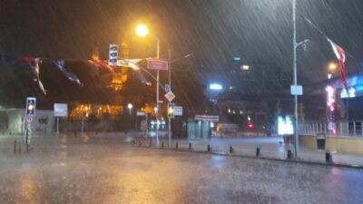 İstanbul’da gece saatlerinde bir anda başlayan sağanak yağış Üsküdar sahilinde