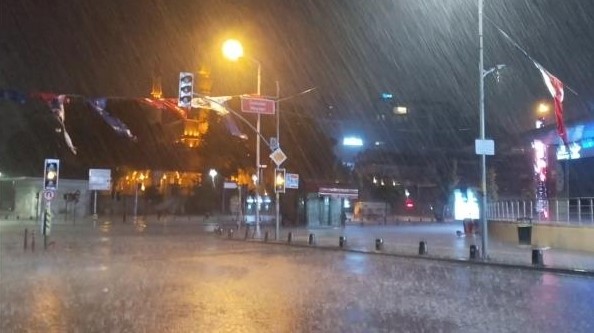 İstanbul’da gece saatlerinde aniden bastıran sağanak etkili oldu İstanbul’da gece saatlerinde bir anda başlayan sağanak yağış Üsküdar sahilinde