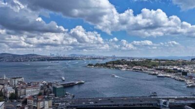 İstanbul’da haftalardır etkisini sürdüren bunaltıcı sıcak hava dalgası, öğleden sonra