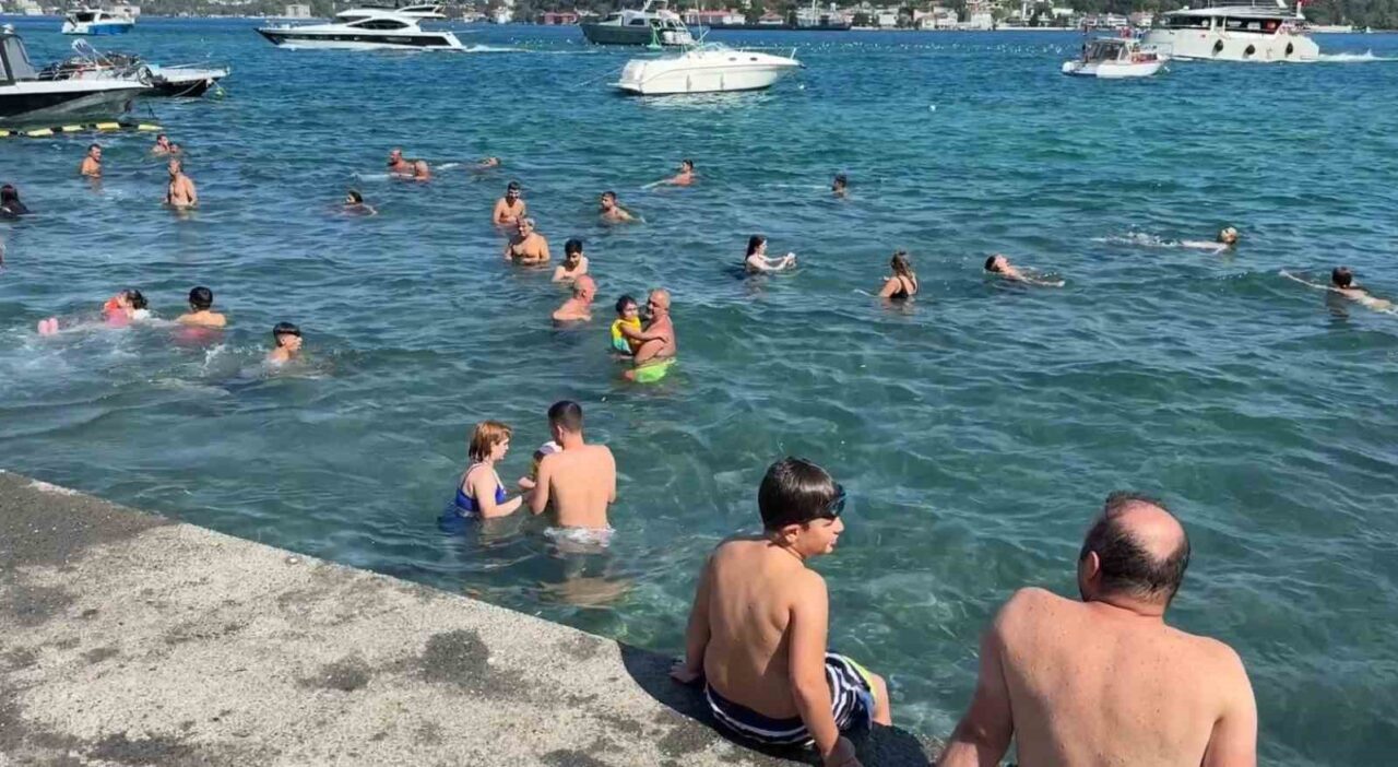 İstanbul’da sıcak hava etkili oldu: Park ve sahiller doldu taştı 4 Bülten Medya -