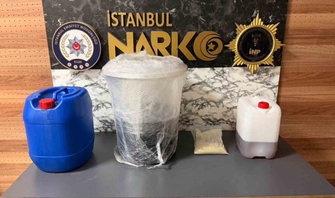 İstanbul’da uyuşturucu operasyonu: 3 gözaltı, yüklü miktarda uyuşturucu ele geçirildi İstanbul’un Kadıköy ilçesinde düzenlenen operasyonda, 30 kilo 700 gram sıvı