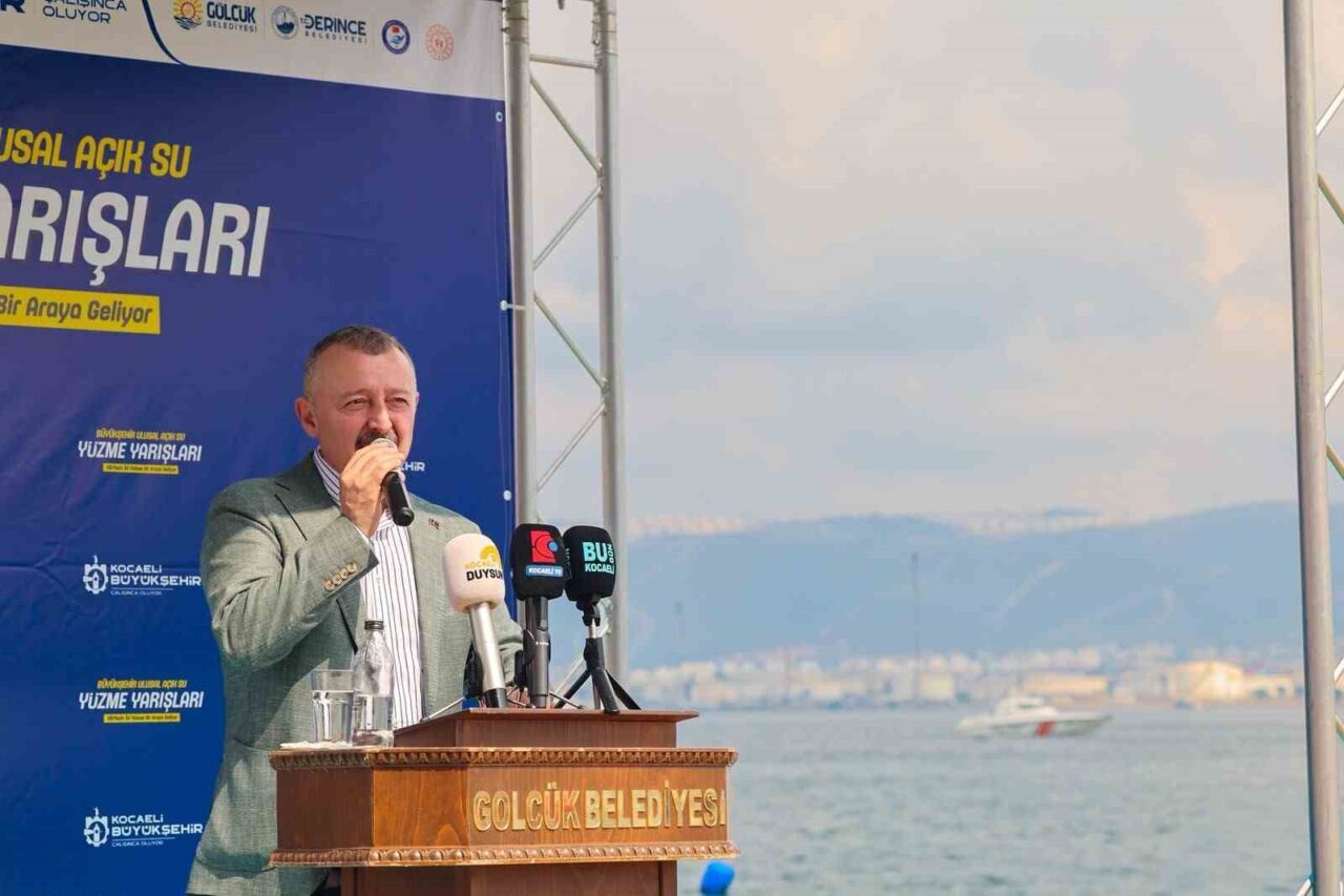 İzmit Körfezi’ni yüzerek geçtiler 32 Bülten Medya -