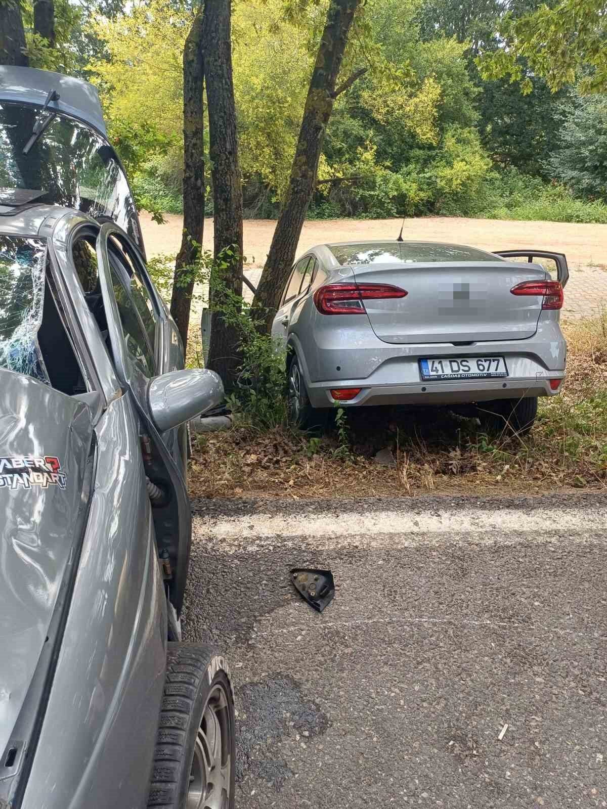 İzmit’te iki otomobil çarpıştı: 3 yaralı 4 Bülten Medya -