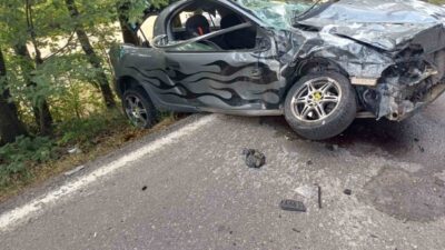 Kocaeli’nin İzmit ilçesinde iki otomobilin çarpışması sonucu meydana gelen kazada
