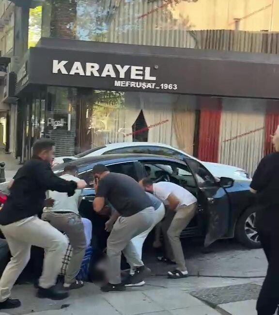 İzmit’te otomobilin çarptığı çocuk aracın altında kaldı Kocaeli’nin İzmit ilçesinde dönüş yapan otomobil, annesiyle yolun karşısına geçmeye