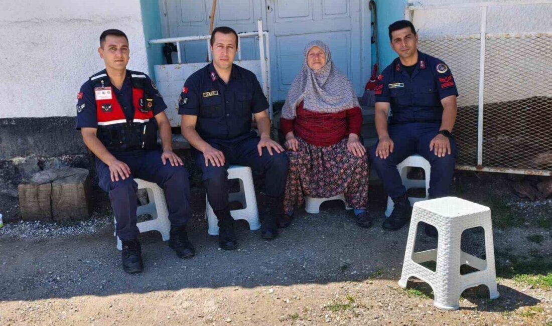 Bilecik’in Bozüyük ilçesinde jandarma ekipleri, şehit ailesini ziyaret etti. Bozüyük