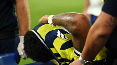 Fenerbahçe’nin Hollandalı savunma oyuncusu Jayden Oosterwolde, Sturm Graz karşısında sakatlık