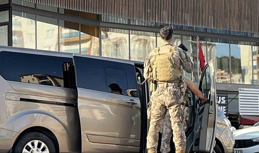 Kaçmaya çalışan şüpheli merdivenlerden düşerek yakalandı Kocaeli’nin Gebze ilçesinde hakkında yakalama kararı bulunan şüpheli, polise mukavemet