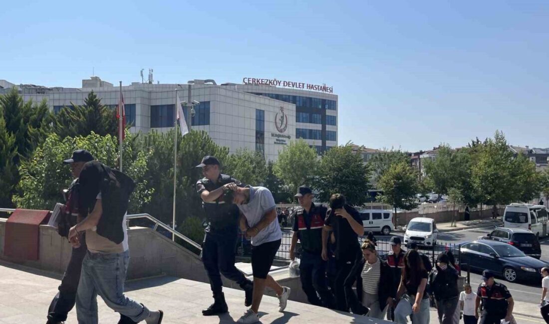 Kadın kıyafeti giydirerek şantaj yapan 6 zanlı tutuklandı Tekirdağ’ın Kapaklı ilçesinde bir şahsa şantaj yaparak kadın kıyafetleri giydiren
