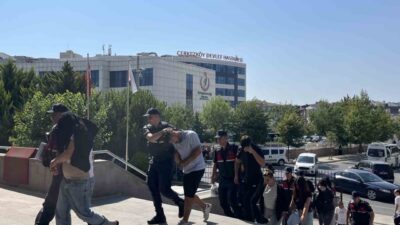 Tekirdağ’ın Kapaklı ilçesinde bir şahsa şantaj yaparak kadın kıyafetleri giydiren