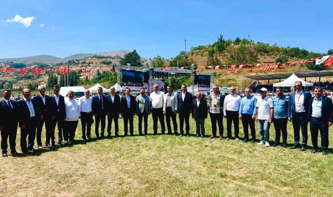Kağıthane Belediye Başkanı Öztekin’den Sivas, Giresun ve Gümüşhane’de gönül buluşmaları Kağıthane Belediye Başkanı Mevlüt Öztekin, Anadolu ziyaretleri kapsamında Sivas, Giresun