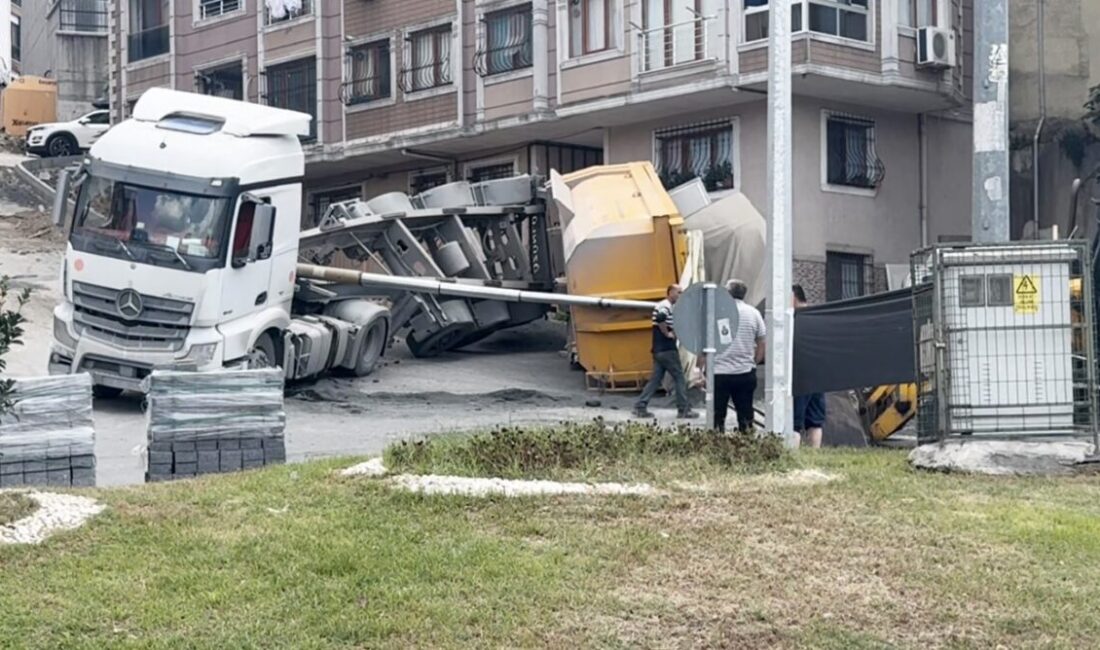 Kağıthane’de kum yüklü hafriyat kamyonunun dorsesi devrildi İstanbul Kağıthane’de hafriyat kamyonunun dorsesi yola devrildi. Dorsede bulunan kum