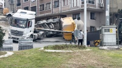 İstanbul Kağıthane’de hafriyat kamyonunun dorsesi yola devrildi. Dorsede bulunan kum