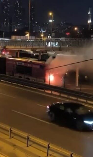 Metrobüste bir anda alevler yükseldi! 1 Bülten Medya -