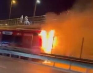 İstanbul Kağıthane’de Darülaceze-Perpa Metrobüs Durağı’nda duran metrobüsün motor bölümünde yangın