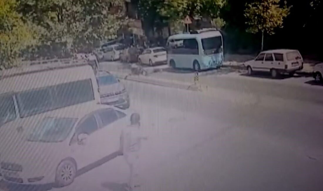 Kağıthane’de ölümlü motosiklet kazası kamerada İstanbul Kagıthane’de yolun karşı tarafına geçmeye çalışan yayaya motosiklet çarptı.