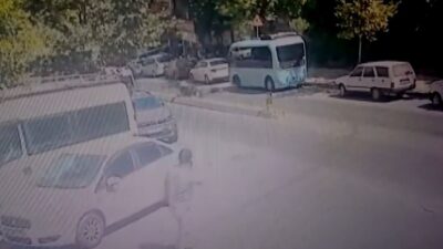 İstanbul Kagıthane’de yolun karşı tarafına geçmeye çalışan yayaya motosiklet çarptı.