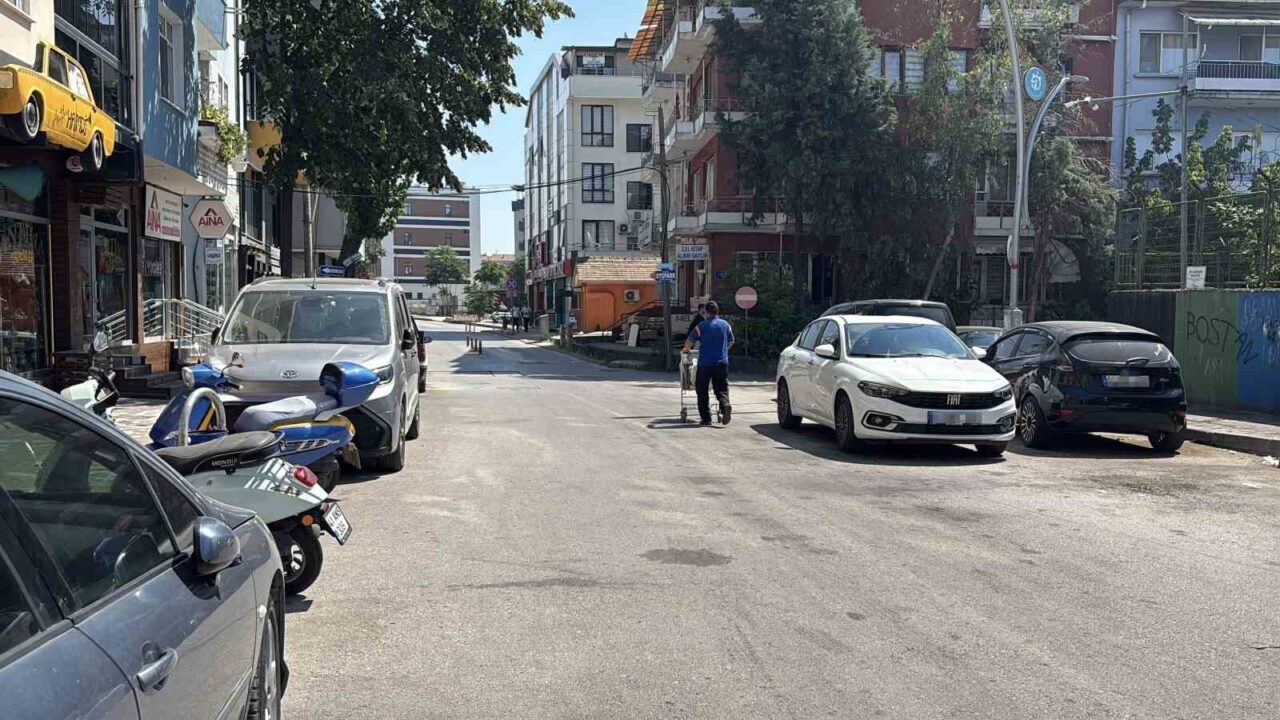 Kaldırıma çıkan otomobil yayalara çarptı: 2 yaralı 10 Bülten Medya -