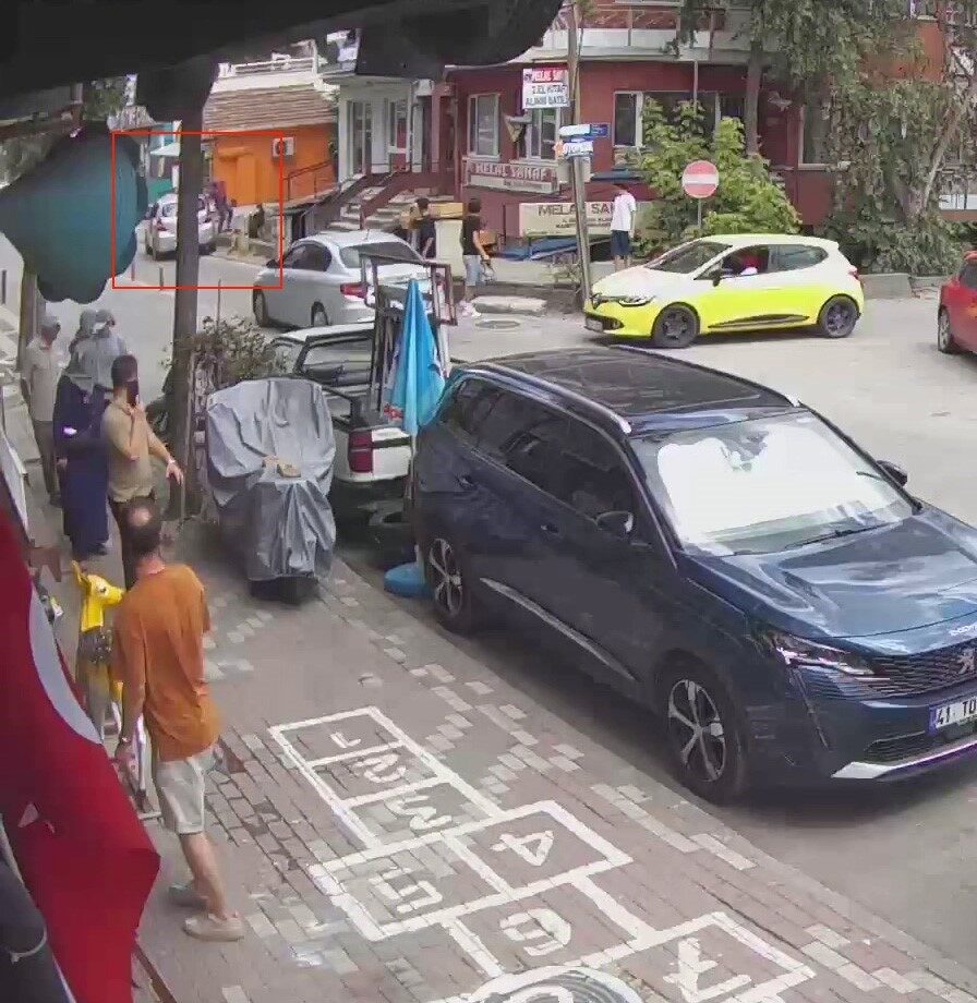 Kaldırıma çıkan otomobil yayalara çarptı: 2 yaralı 12 Bülten Medya -