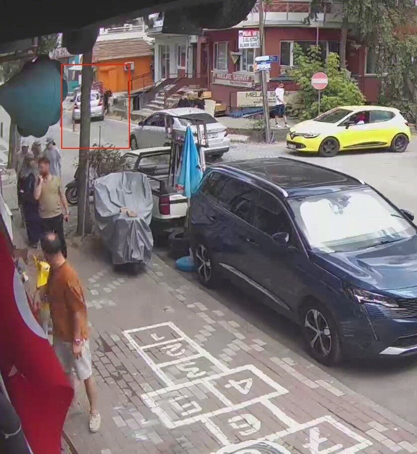 Kaldırıma çıkan otomobil yayalara çarptı: 2 yaralı 11 Bülten Medya -