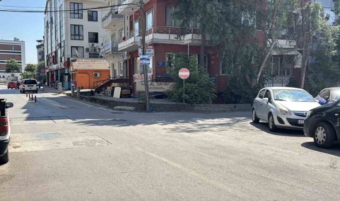 Kaldırıma çıkan otomobil yayalara çarptı: 2 yaralı Kocaeli’nin İzmit ilçesinde kontrolden çıkan otomobilin kaldırıma çıkarak 2 yayaya