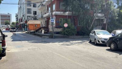 Kocaeli’nin İzmit ilçesinde kontrolden çıkan otomobilin kaldırıma çıkarak 2 yayaya