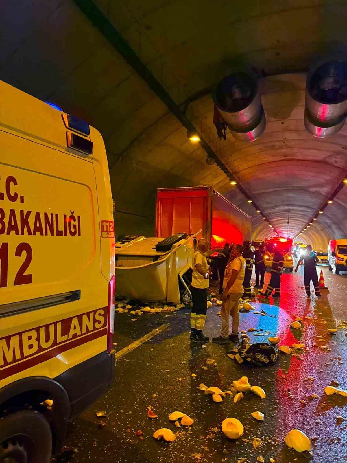Tünelde feci kaza! Tırın kupası koptu 2 Bülten Medya -