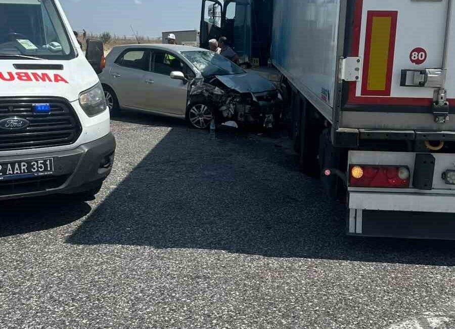 Edirne’de Kapıkule Sınır Kapısı güzergâhında otomobil ile tırın karıştığı trafik
