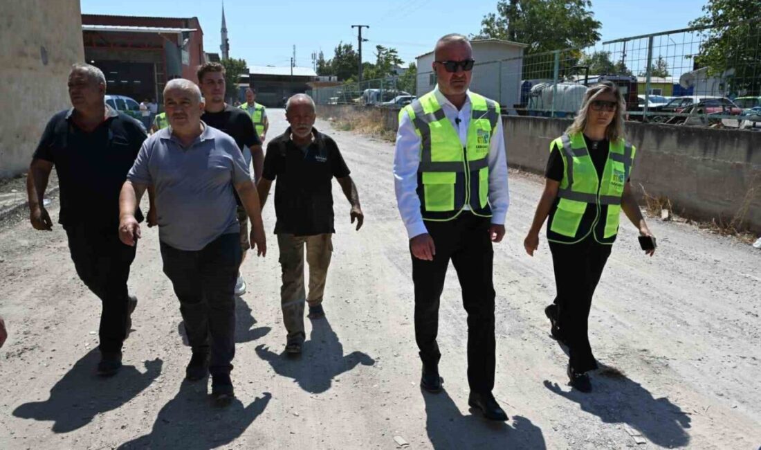 Karacabey Belediyesi Fen İşleri Müdürlüğü ekipleri, ilçe genelinde ulaşım konforunu