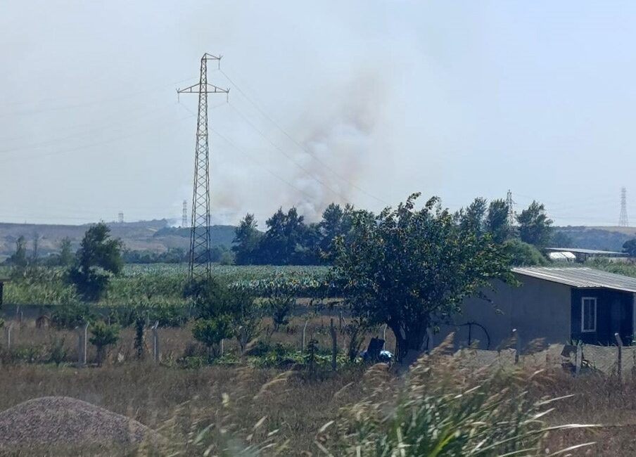 Karacabey’de makilik alanda orman yangını Bursa’nın Karacabey ilçesi Hayırlar Mahallesi’nde makilik alanda orman yangını çıktı.