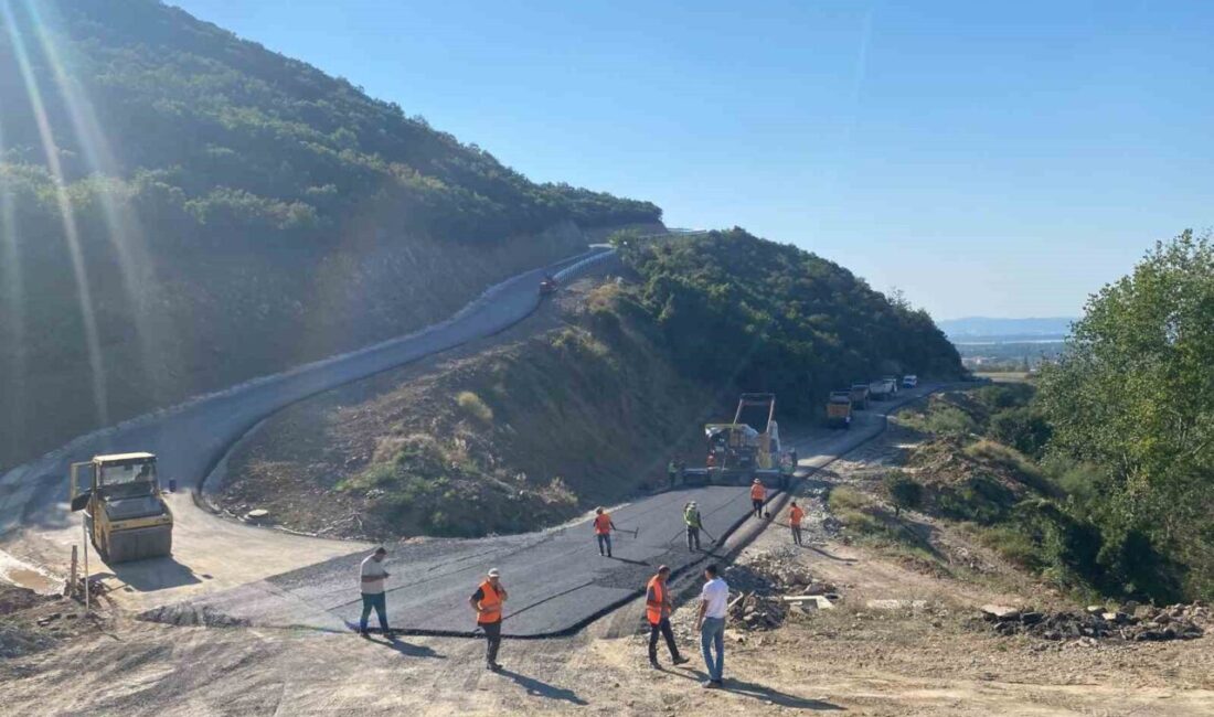 Karamürsel Dereköy Mahallesi’nde altyapı çalışmaları nedeniyle bozulan yaklaşık 1,5 kilometrelik