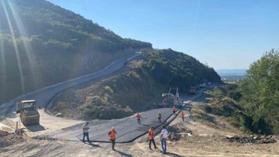 Karamürsel Dereköy Mahallesi’nde altyapı çalışmaları nedeniyle bozulan yaklaşık 1,5 kilometrelik
