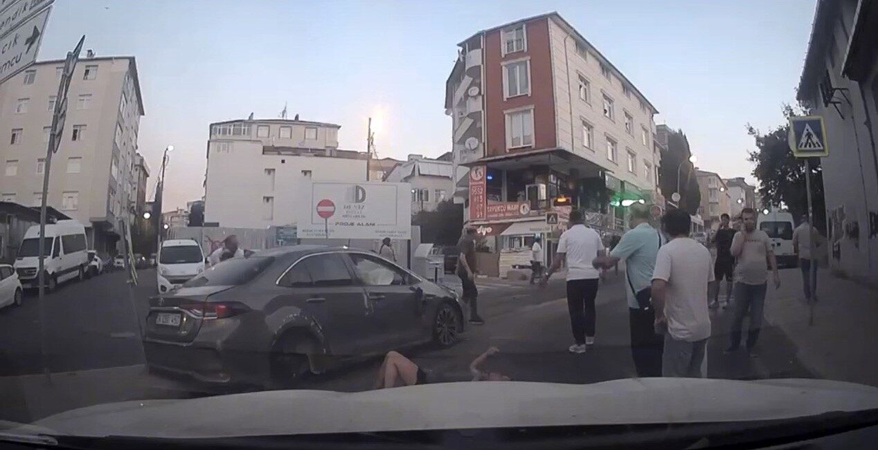 Kartal’da kontrolden çıkan otomobil araçlara çarpıp takla attı 4 Bülten Medya -