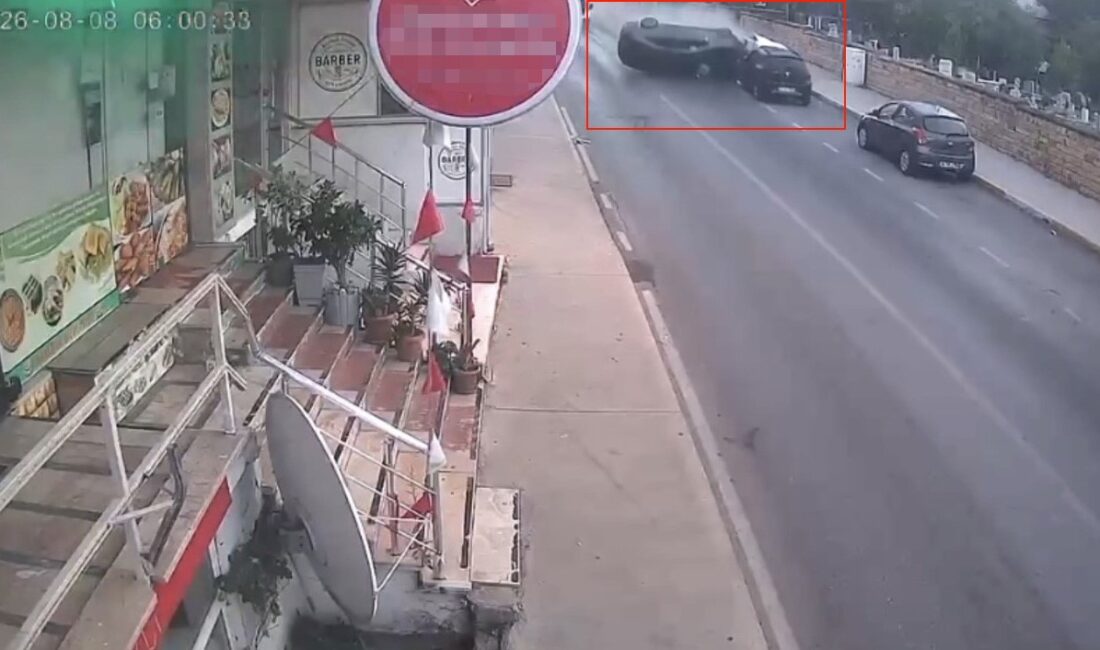 Kartal’da kontrolden çıkan otomobil araçlara çarpıp takla attı Kartal’da yokuş aşağı süratli şekilde inen otomobil, park halindeki 3