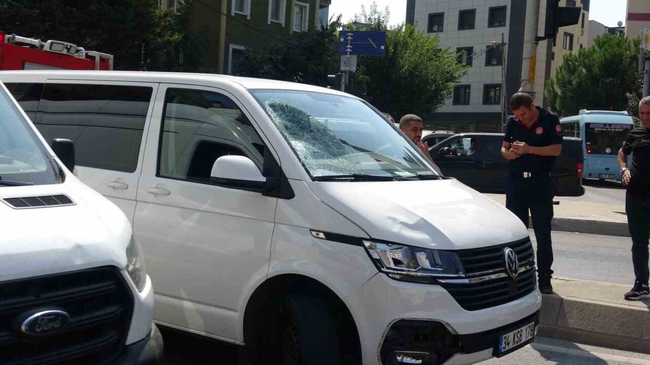 Kartal’da seyir halindeki scootera minibüs çarptı. Çarpmanın etkisiyle yola savrulan