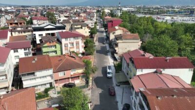 Kartepe’de altyapı çalışmalarının ardından bozulan yollar yenilenirken, 27 cadde ve
