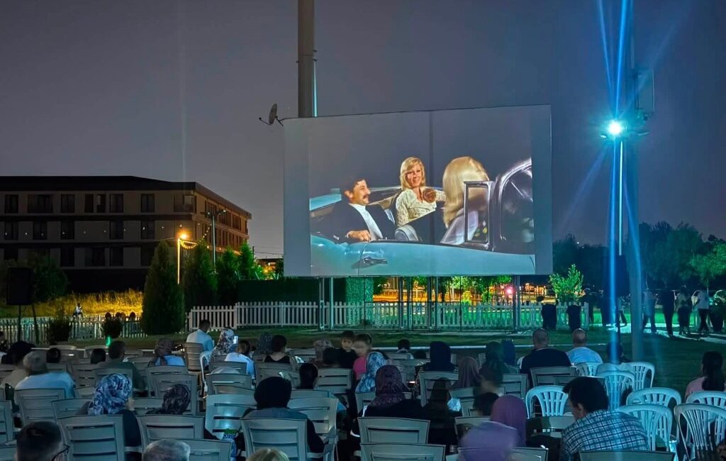Kartepe’de açık havada sinema keyfi Kartepe’de açık hava sinema keyfi bu kez Yeşilçam’ın unutulmaz filmi