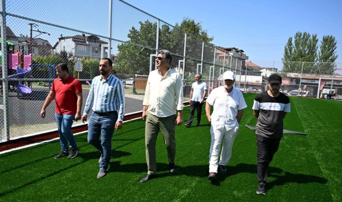 Kartepe’de Emekevler ve Uzunçiftlik mahallelerinde yapımı devam eden halı sahalarda