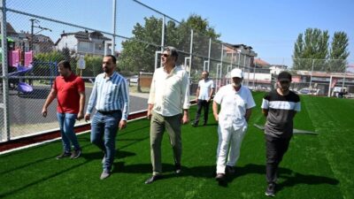 Kartepe’de Emekevler ve Uzunçiftlik mahallelerinde yapımı devam eden halı sahalarda
