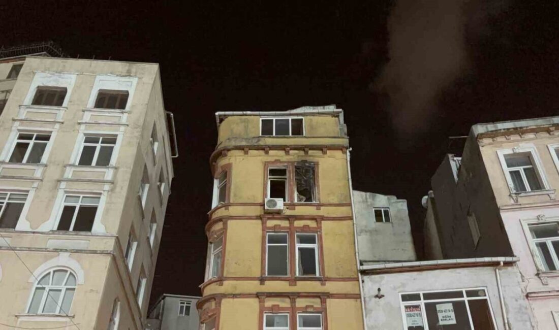 Maçta patlatılan havai fişek evi yaktı Beyoğlu Recep Tayyip Erdoğan Stadı’nda Kasımpaşa-Trabzonspor maçında patlatılan havai fişek,