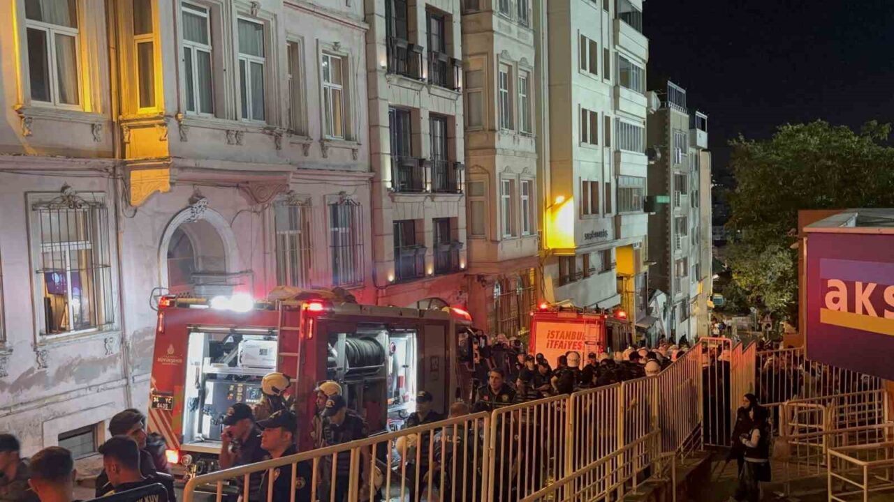 Maçta patlatılan havai fişek evi yaktı 1 Bülten Medya -