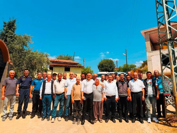 Kaymakam Titiz köylerde vatandaşlarla bir araya geldi Gölpazarı Kaymakam Onur Titiz, ziyaret ettiği köylerde vatandaşlarla bir araya
