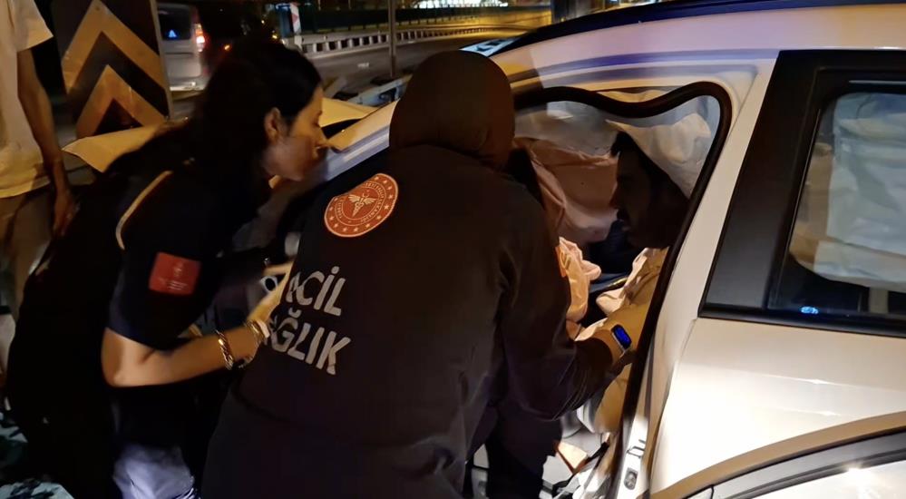 Bursa’da yol seçimi sırasında direğe çarpan otomobilin sürücüsü, araç içerisinde