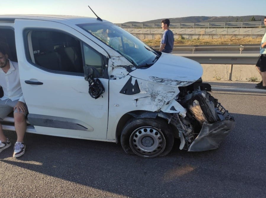Bursa-Balıkesir Karayolu’nun Gölkıyı mevkiinde 5 aracın karıştığı zincirleme kazada 1
